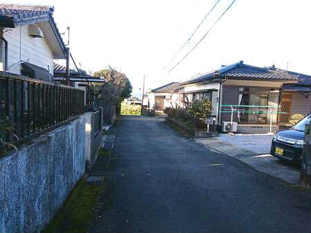 田野町甲木造瓦葺２階の道路１